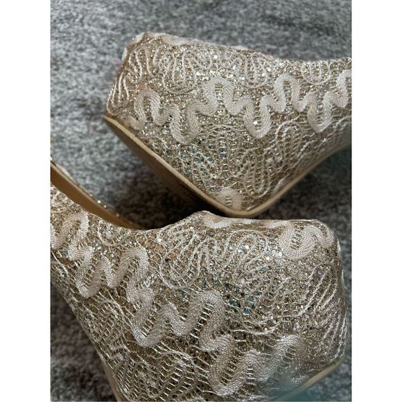 Women’s Lace Heels - Picture 15 of 17